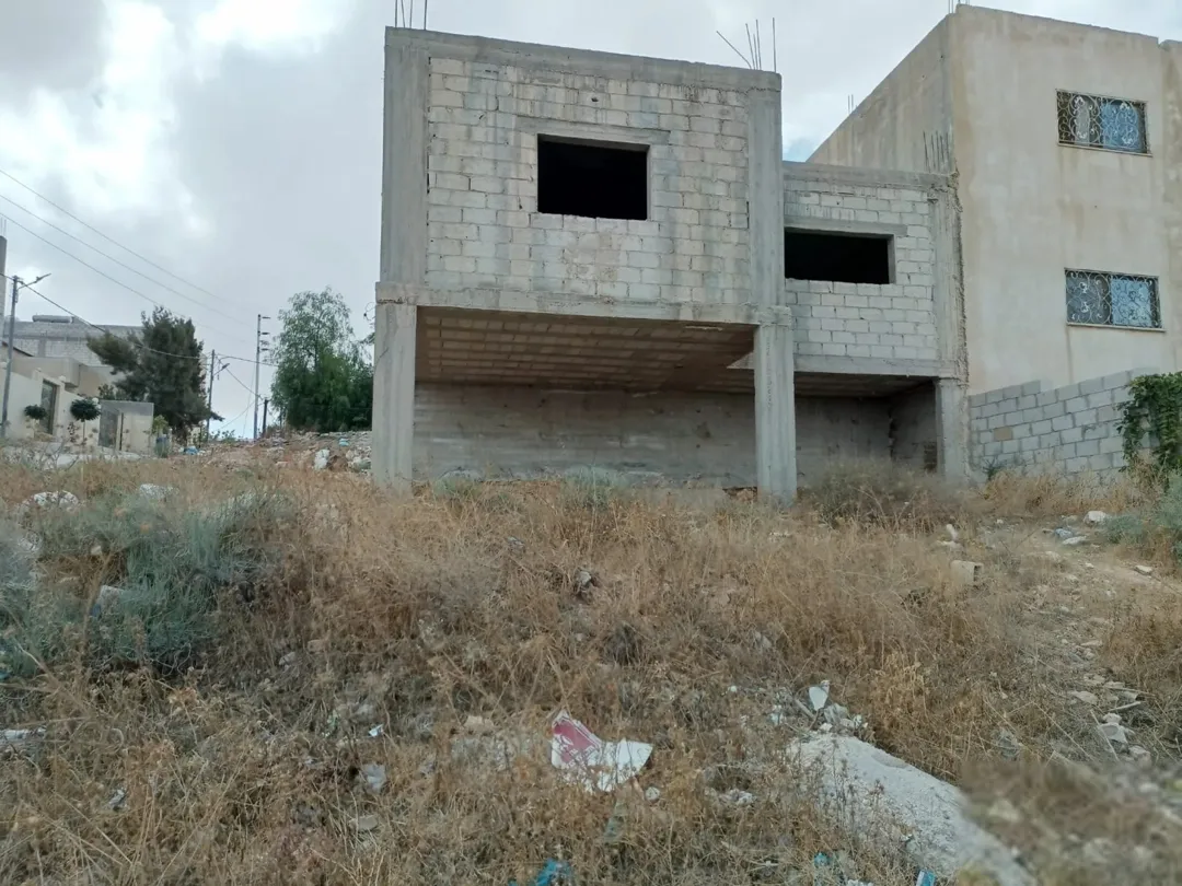 للبيع قطعة أرض مميزة مع منزل عظم في ارض عظم