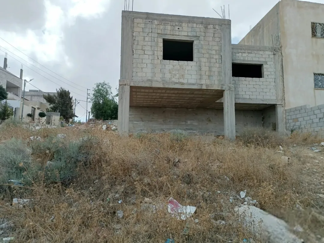 للبيع قطعة أرض مميزة مع منزل عظم في ارض عظم