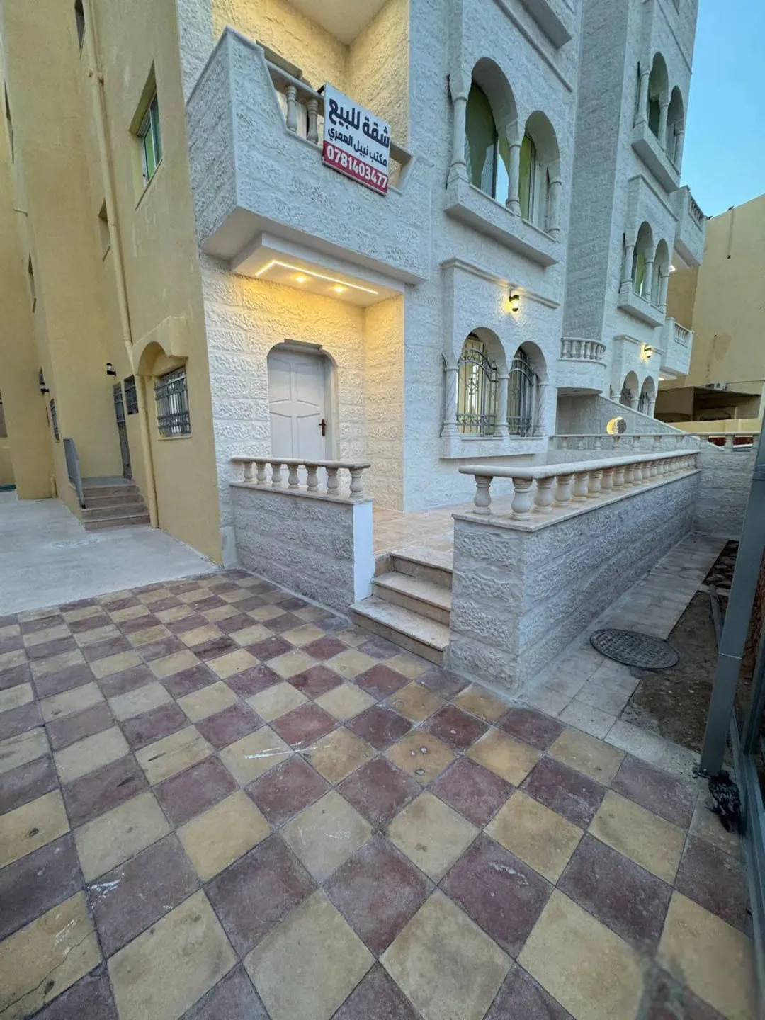 للبيع شقه ارضيه مميزه مقابل ارض خدمات وقريبه من الخدمات