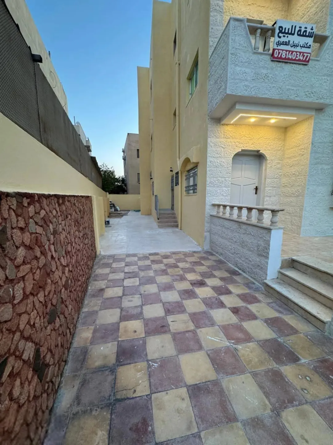 للبيع شقه ارضيه مميزه مقابل ارض خدمات وقريبه من الخدمات