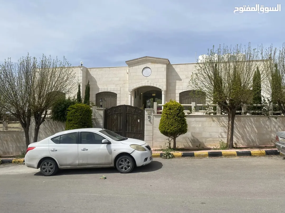 فيلا فاخرة للبيع في أبو نصير بالقرب من شارع الأردن