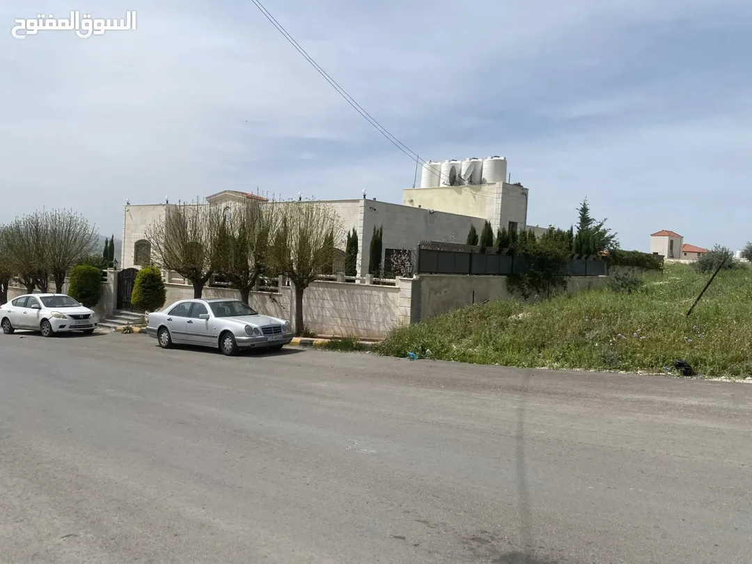 فيلا فاخرة للبيع في أبو نصير بالقرب من شارع الأردن