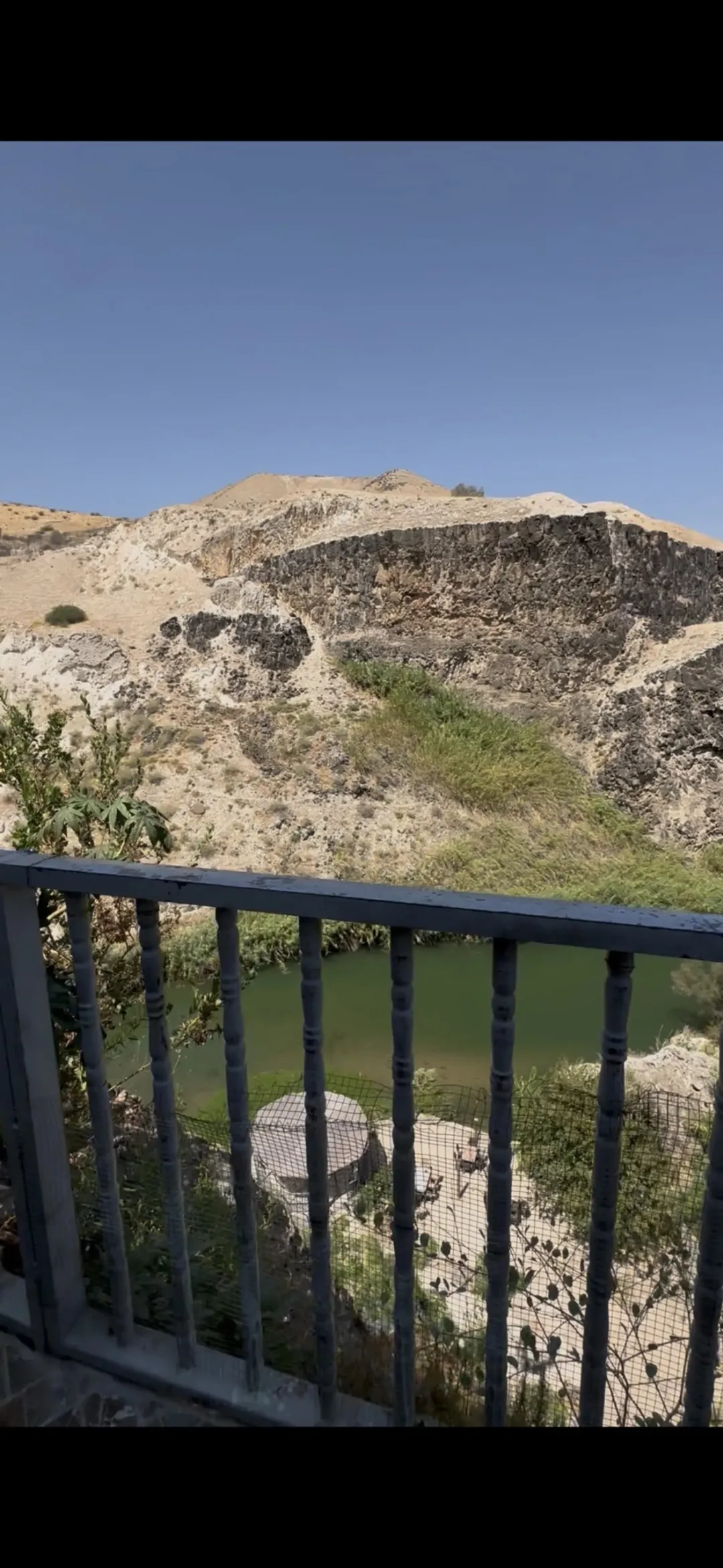 مزرعة مميزة للبيع في أم قيس بإطلالة مباشرة على النهر