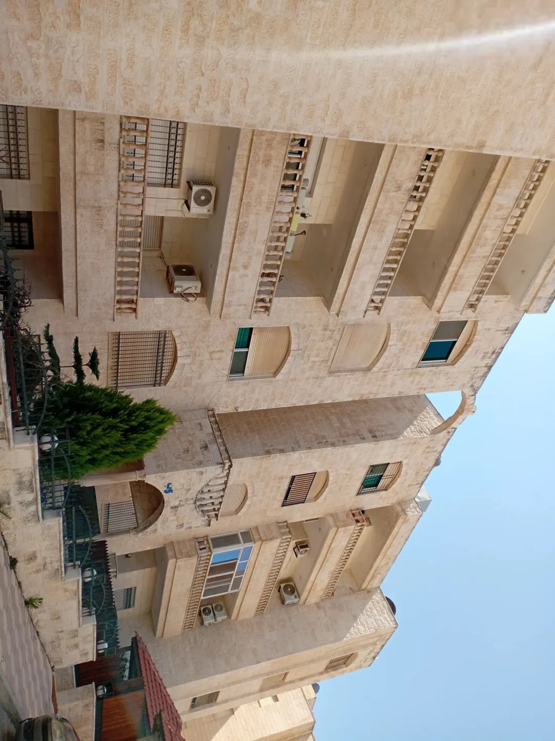 شقة واسعة للبيع في تلاع العلي بإطلالة مميزة