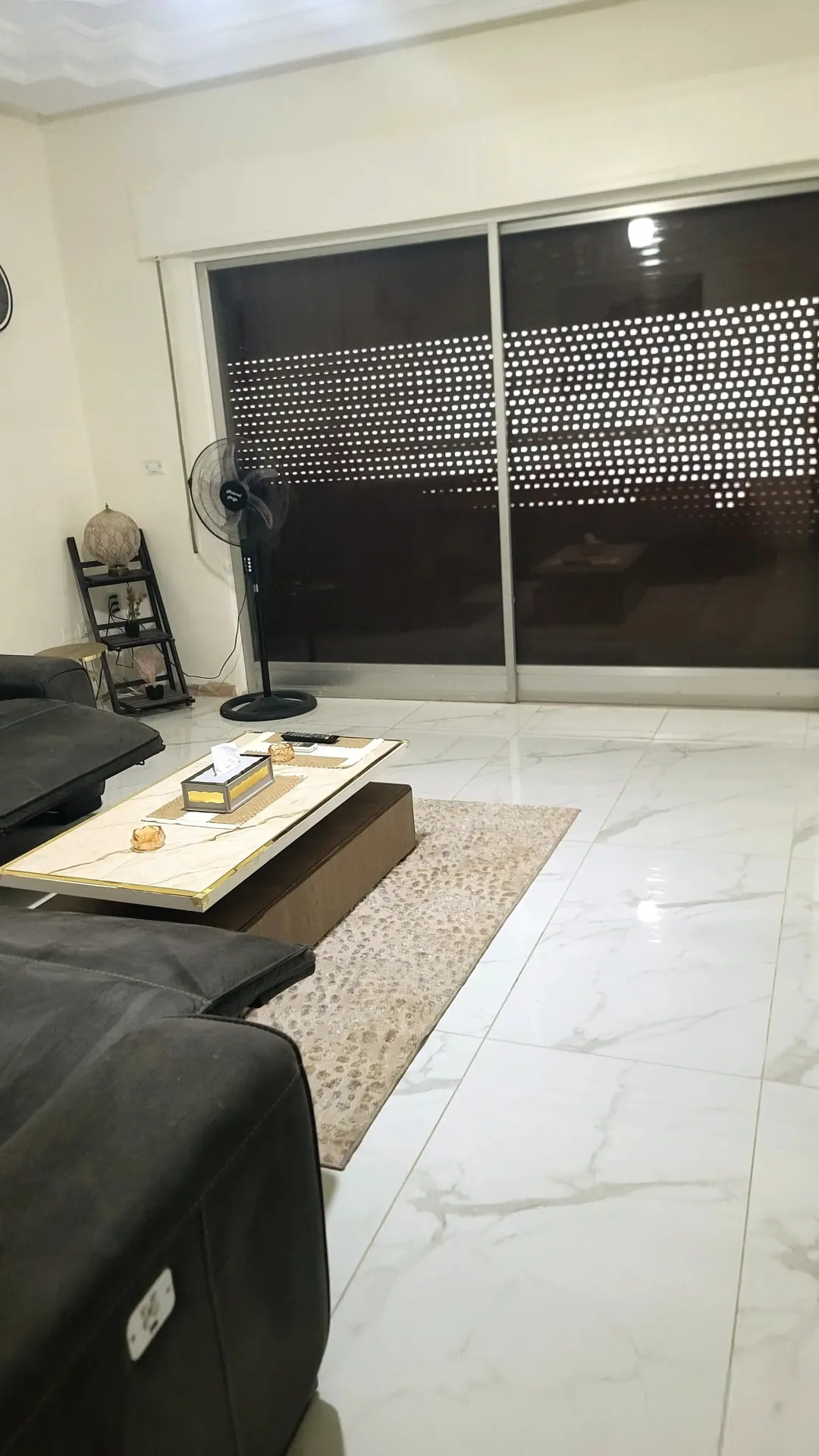 شقة فاخرة مفروشة بالكامل بمساحة 260 متر مربع في الشميساني