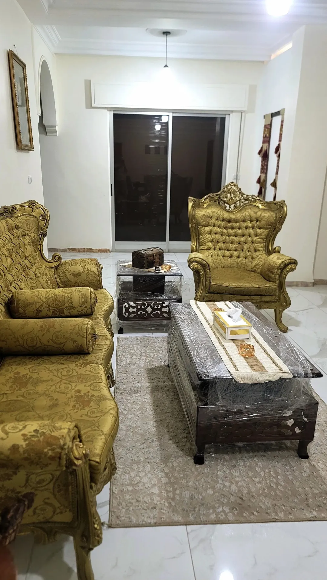شقة فاخرة مفروشة بالكامل بمساحة 260 متر مربع في الشميساني