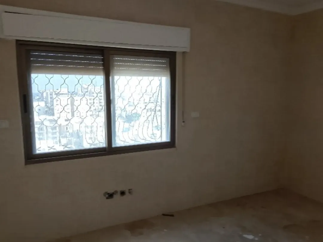 شقة طابقية مع روف للإيجاع في ضاحية الرشيد – إطلالة مميزة