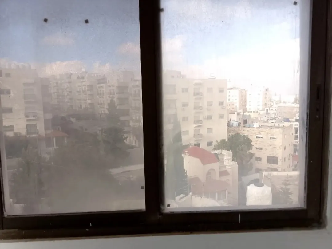 شقة طابقية مع روف للإيجاع في ضاحية الرشيد – إطلالة مميزة