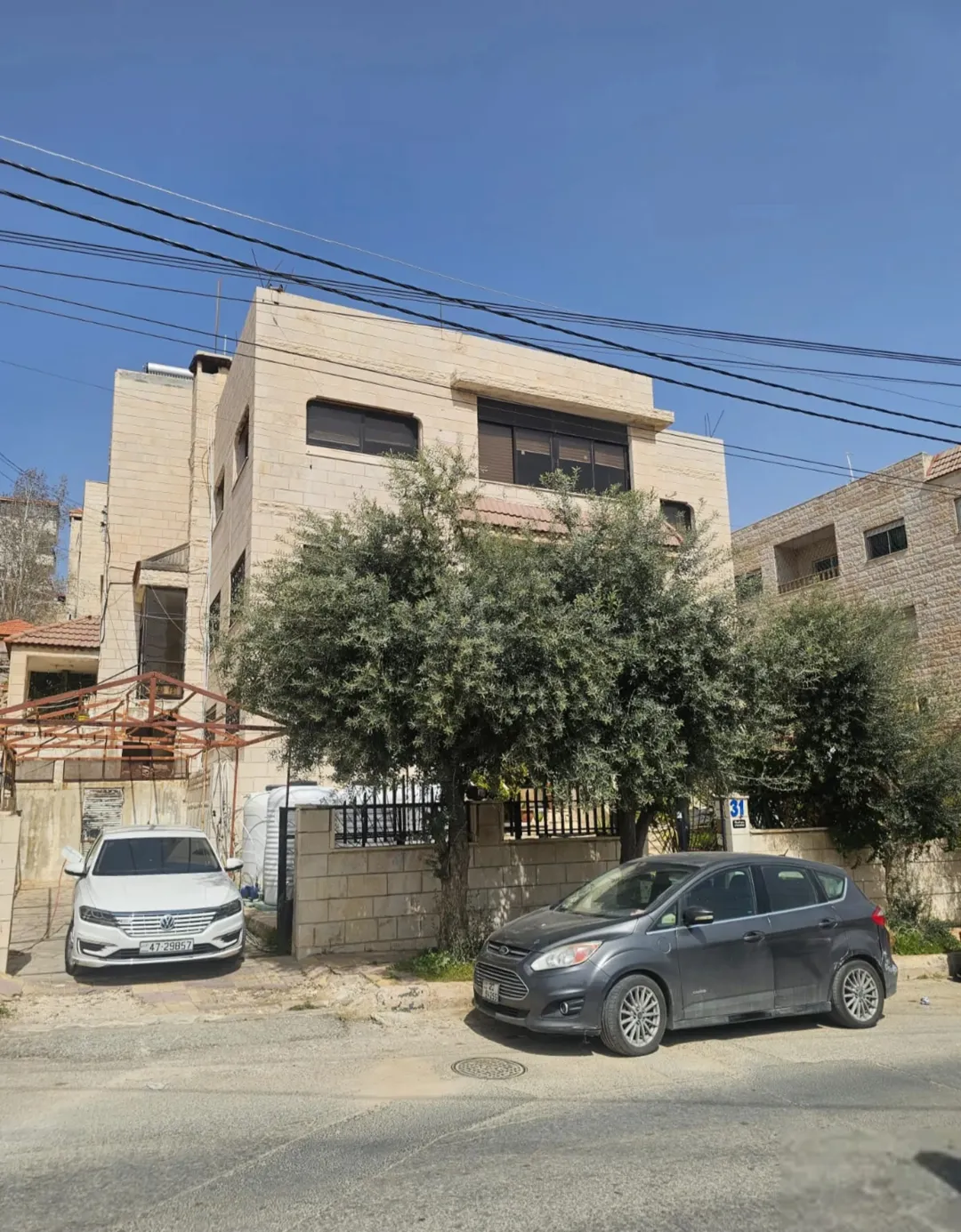 فرصة استثمارية في طبربور منطقة الخزنة قطعة أرض مميزة بسعر اللقطة (بناء قديم مجاني) للراغبين