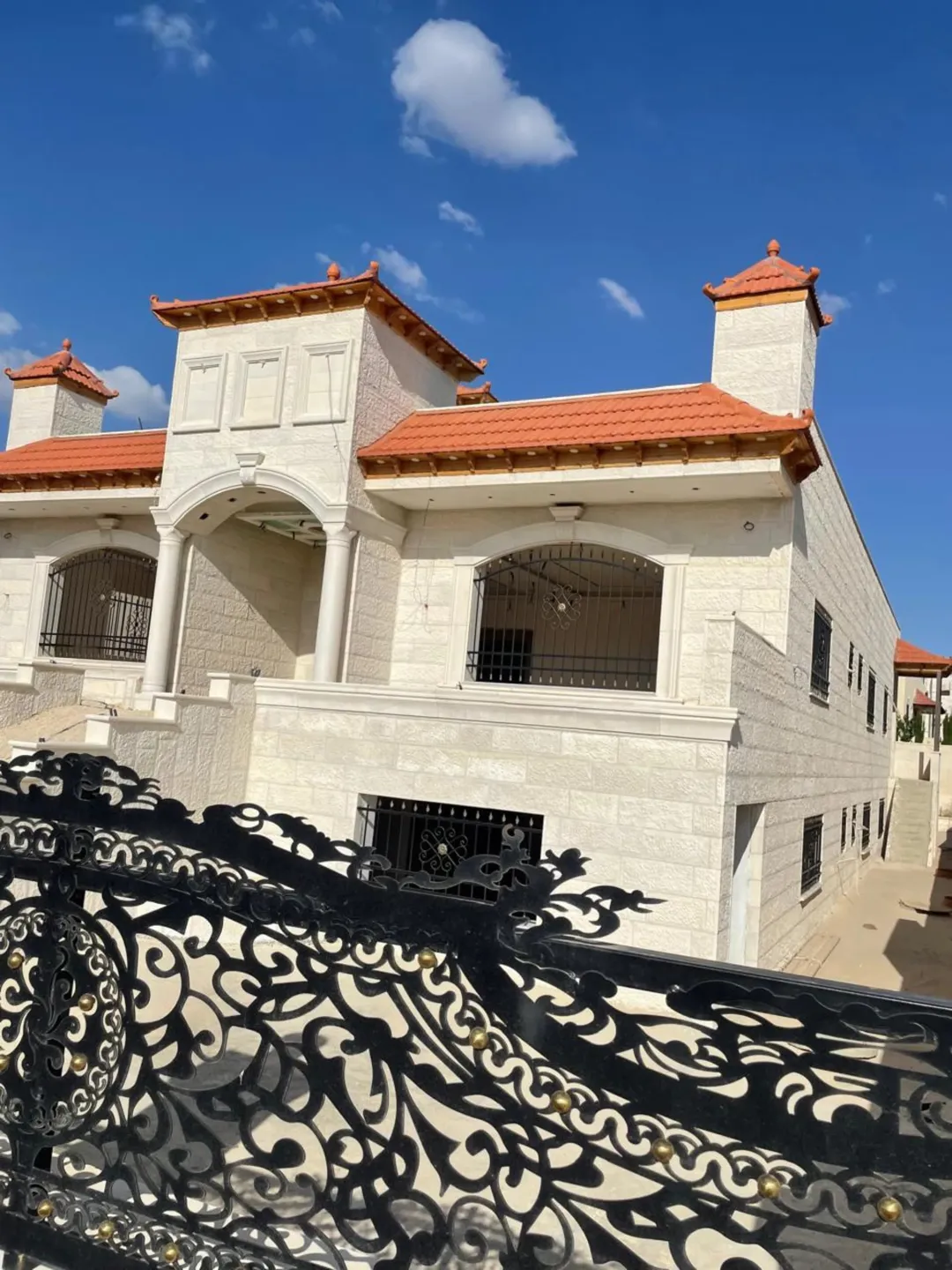 فيلا للبيع في مادبا – حي المهندسين قيد الإنشاء