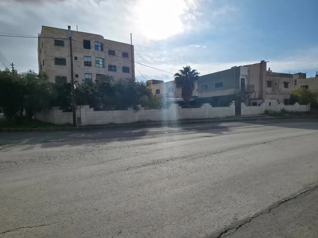 قطعة أرض تجارية مع منزل مستقل للبيع – فرصة استثمارية مميزة
