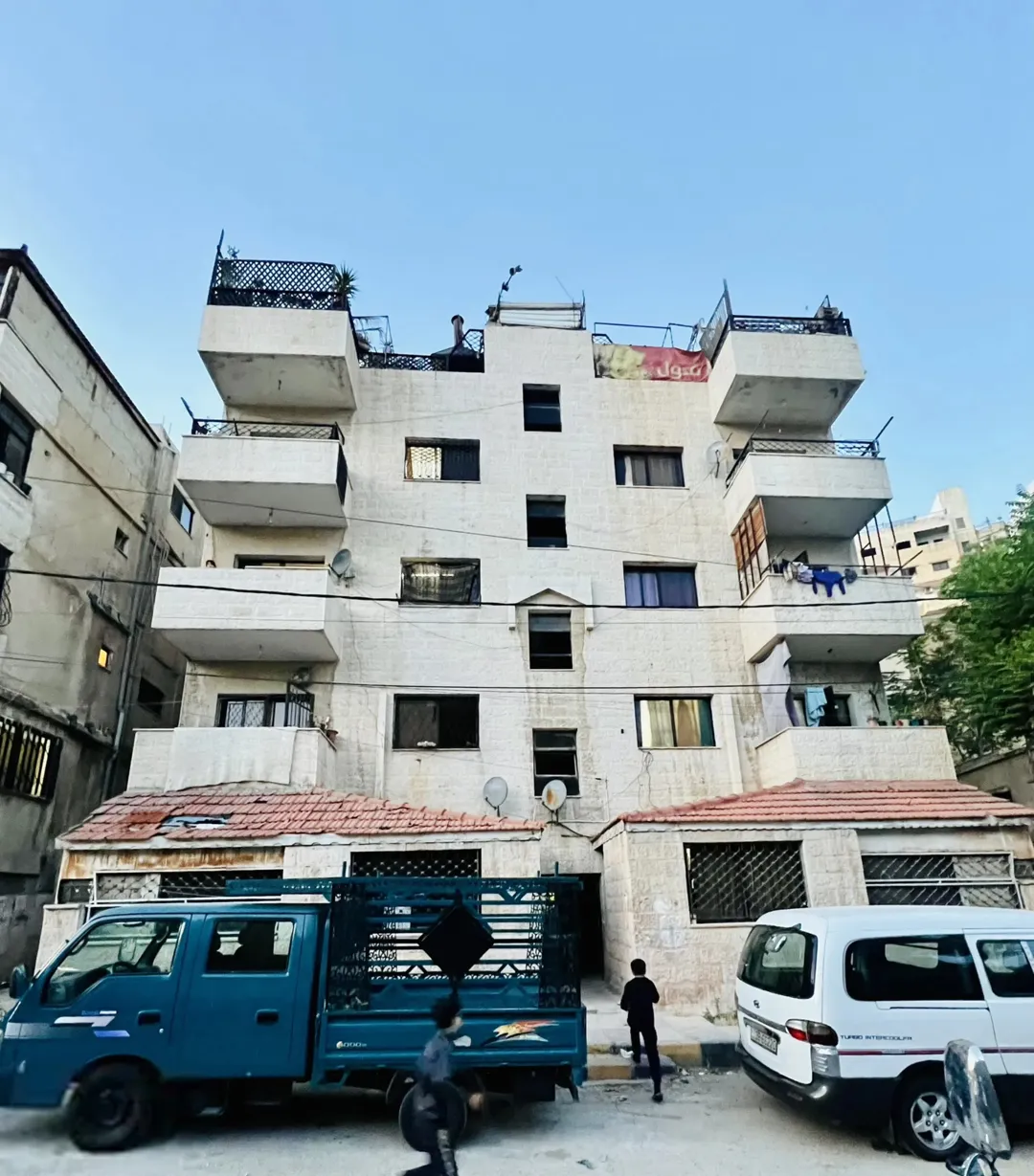 عمارة سكنية مميزة للبيع في وادي الحدادة