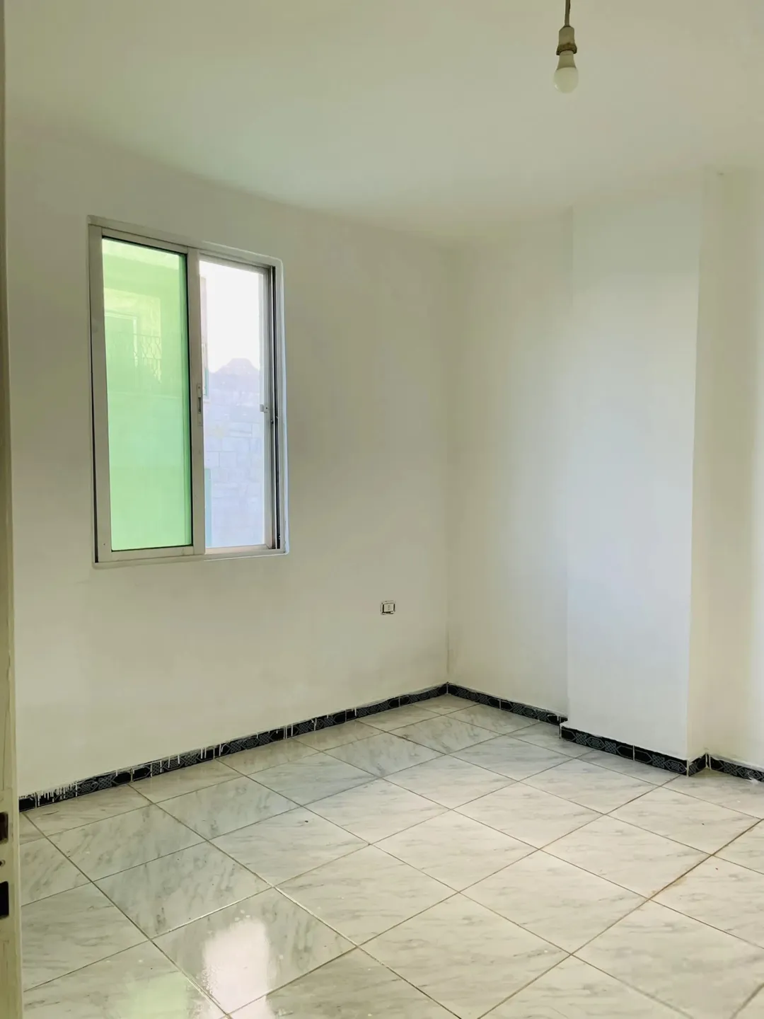 شقة استثمارية مميزة بالقرب من جامعة اليرموك وشارع الجامعة