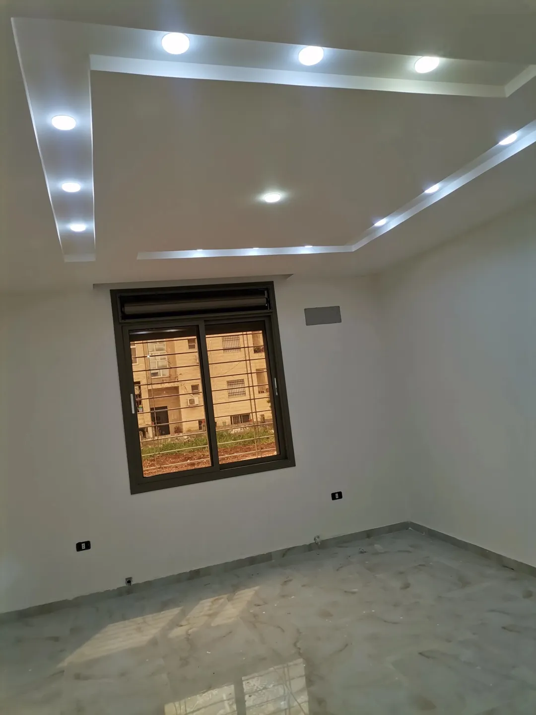 شقه فخمه واطلاله رائعه 203 م ثاني فني على شارع البتراء مقابل بيت البن البرازيلي