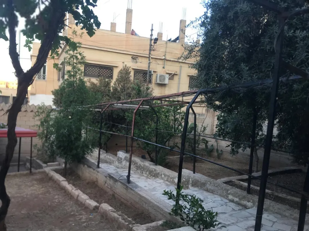 منزل طابقين للبيع في الزواهرة – الزرقاء مع حديقة ومساحة واسعة