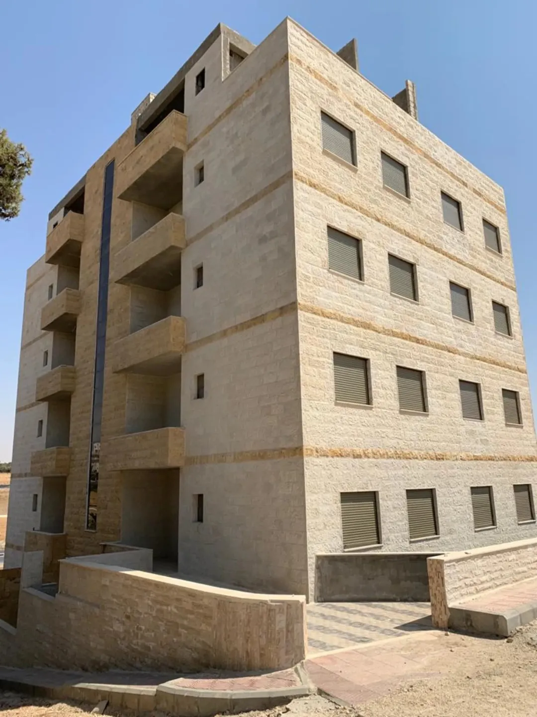 عمارة استديوهات استثمارية للبيع في وسط مادبا بالقرب من الجامعة الألمانية