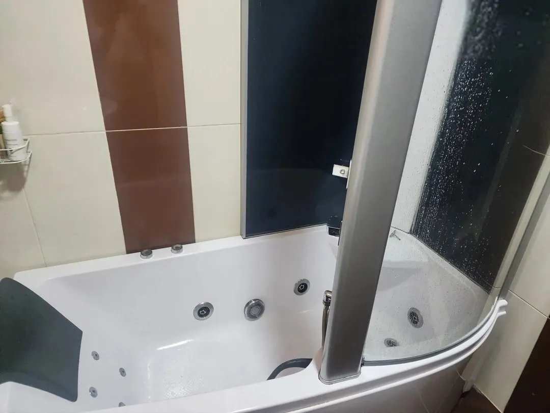 شقة أرضية فاخرة في ضاحية النخيل مطلة على طريق المطار