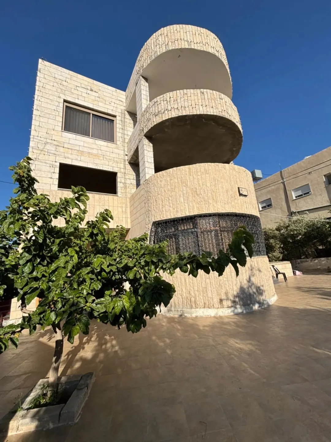 عمارة سكنية حديثة للبيع في الكرك – المرج