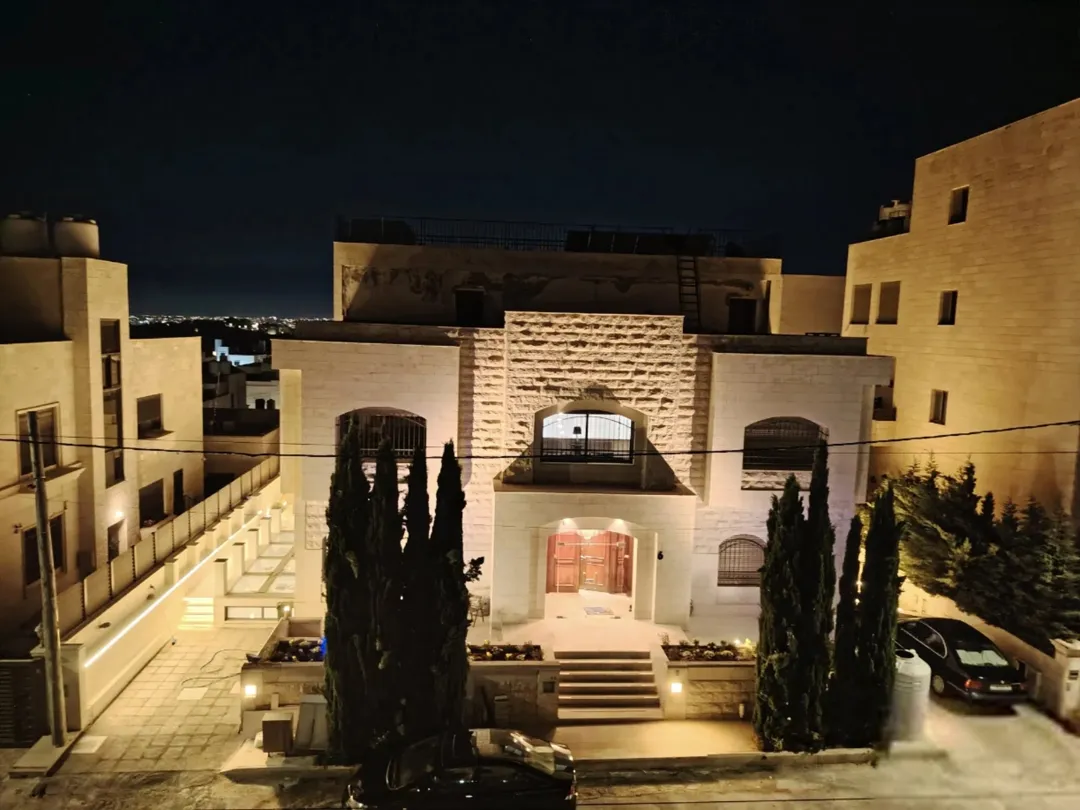 فيلا فاخرة للبيع في ضاحية الرشيد – الجبيهة