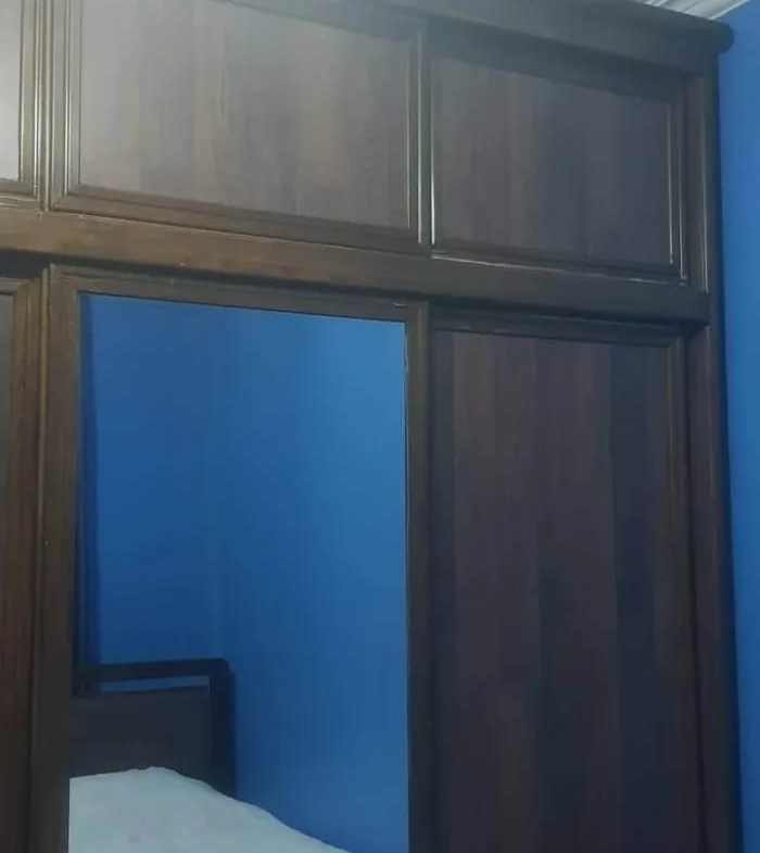 700