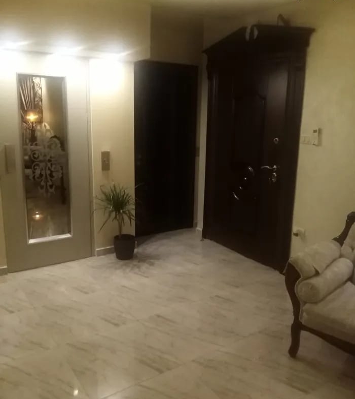 700