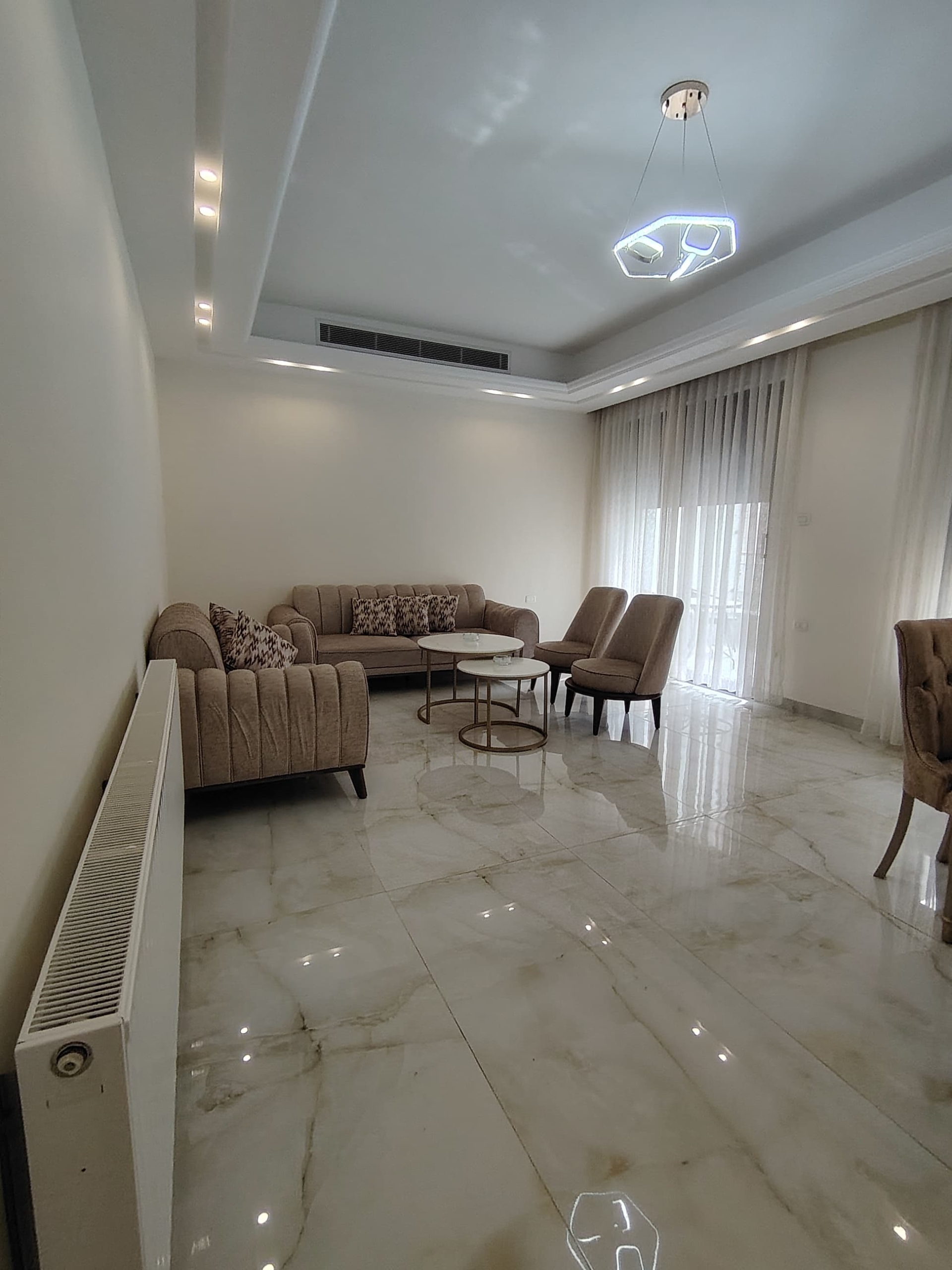 IMG-20250408-WA0091 شقة مميزة للإيجار في الظهير بمساحة 200 متر