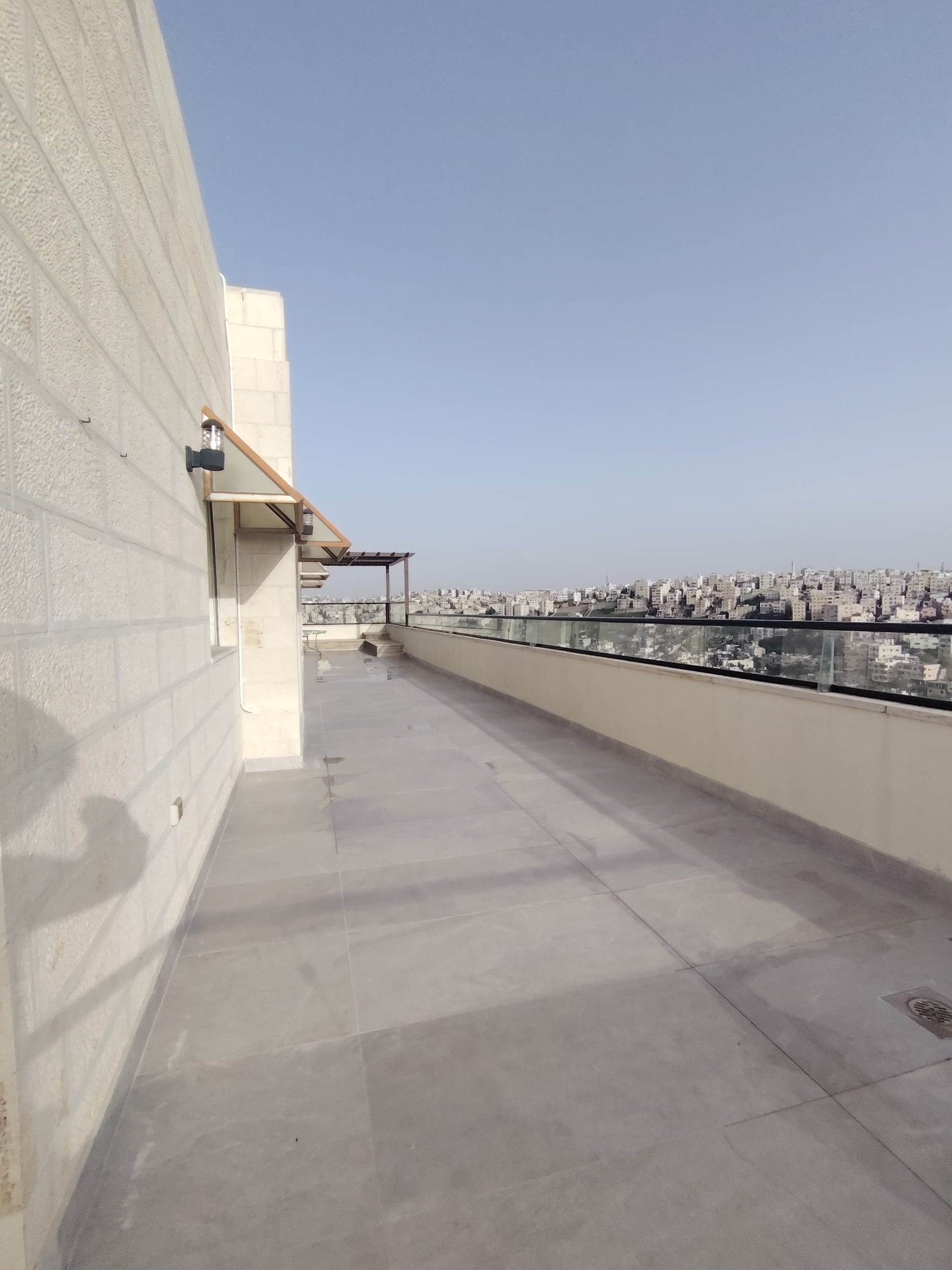 روف فاخر للإيجار في عبدون بمساحة 300 متر