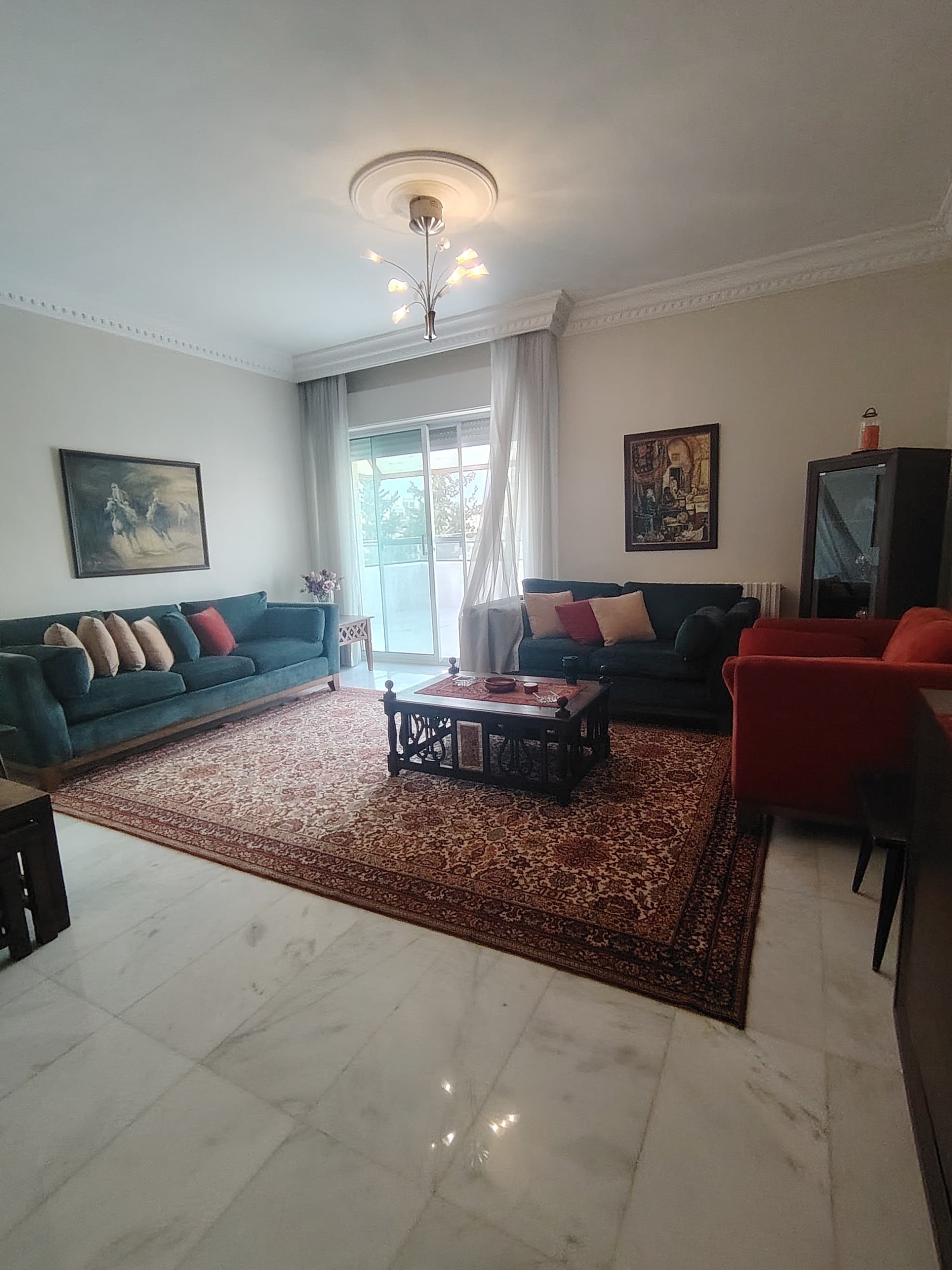 روف فاخر للإيجار في عبدون بمساحة 300 متر