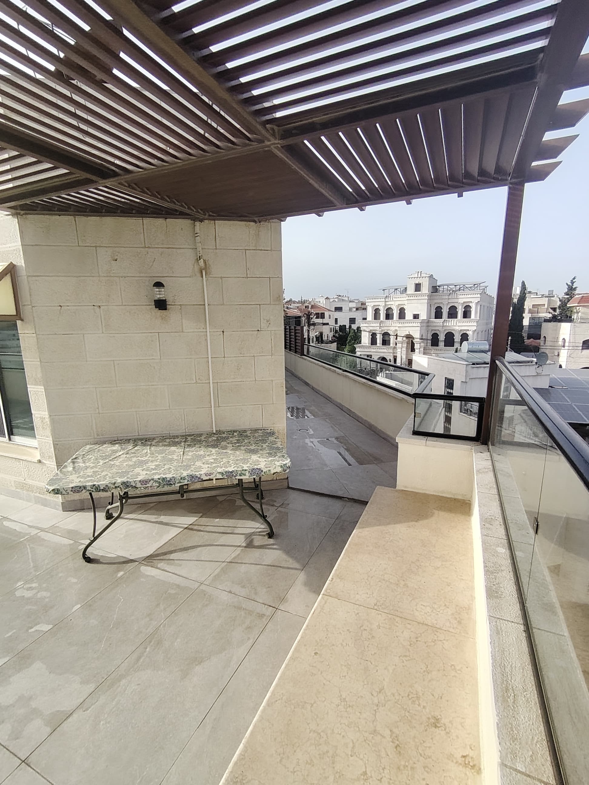 روف فاخر للإيجار في عبدون بمساحة 300 متر