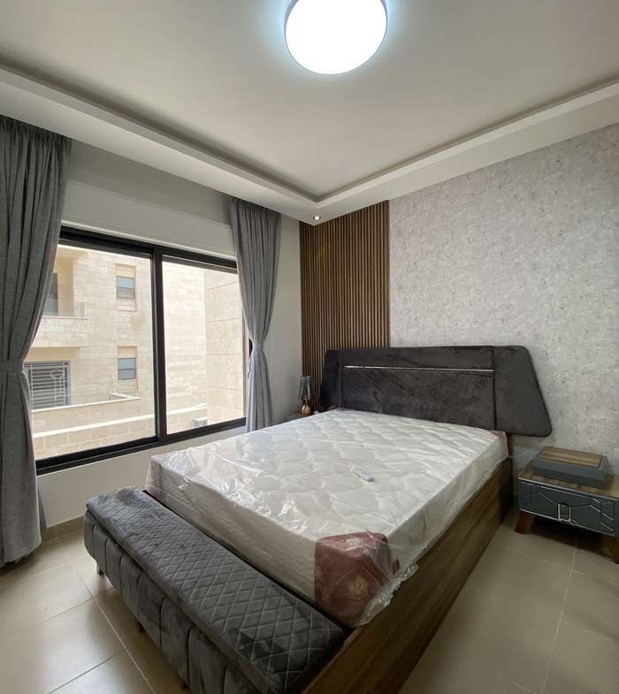 700