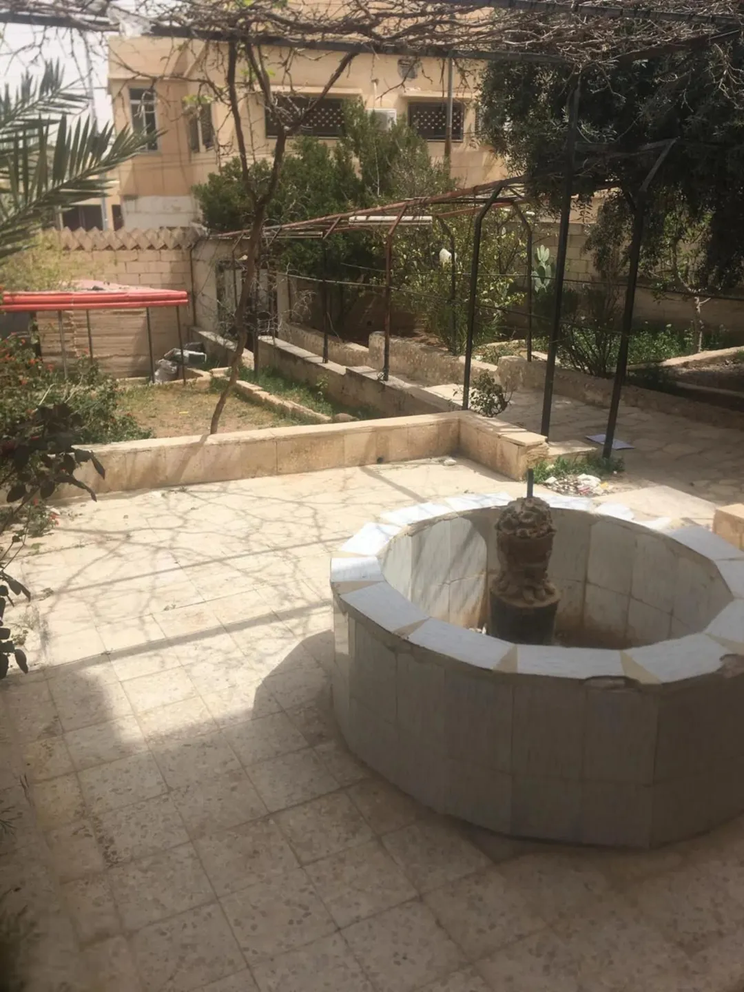 منزل طابقين للبيع في الزواهرة – الزرقاء مع حديقة ومساحة واسعة