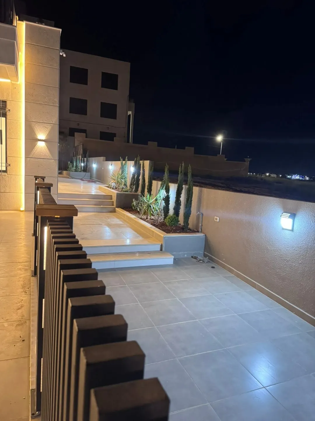 فيلا مودرن فاخرة للبيع في منطقة الفلل بالبيضاء – شرق عمان