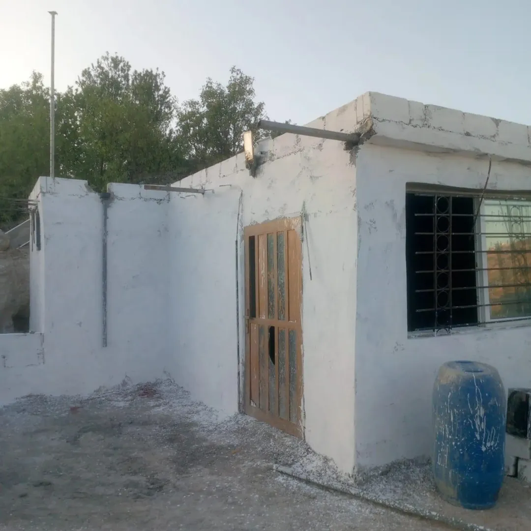 مزرعة مشجرة مع شاليه على طريق رئيسي في عجلون