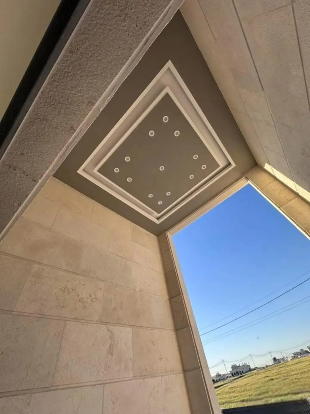 فيلا مودرن فاخرة للبيع في منطقة الفلل بالبيضاء – شرق عمان