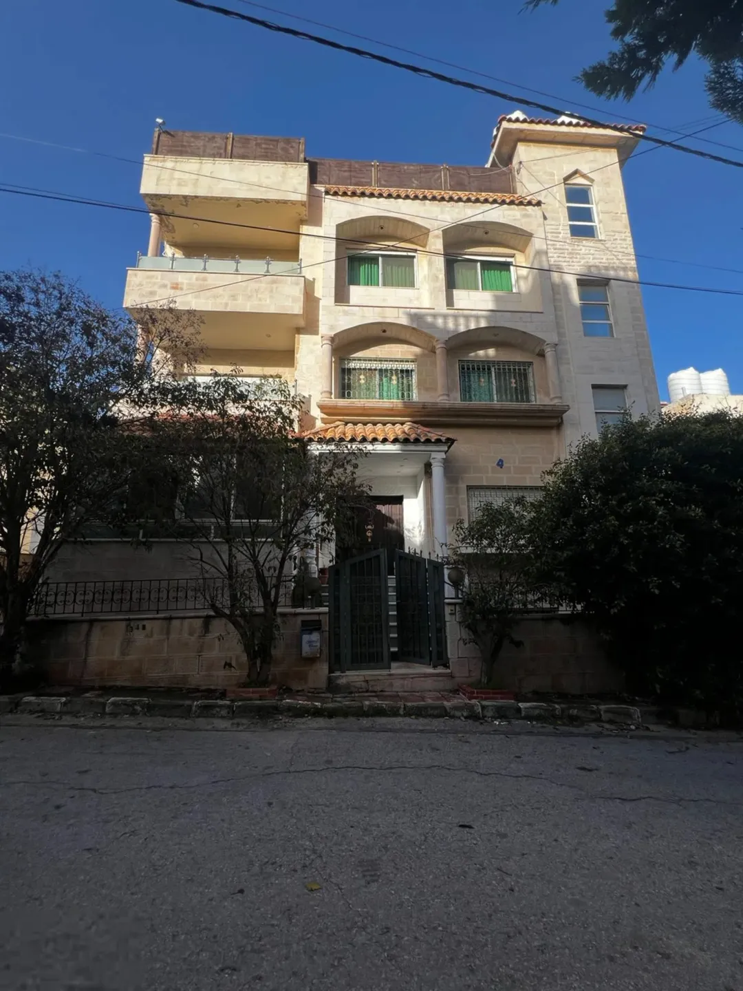 عمارة سكنية مع أرض للبيع في منطقة الياسمين – عمان