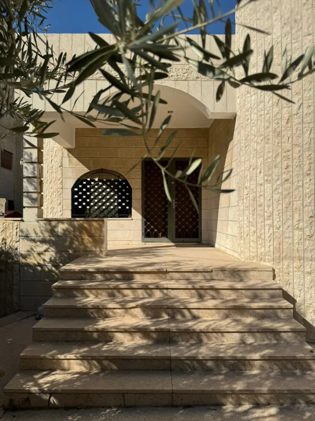 فيلا للبيع في جبل الحسين مباشرة