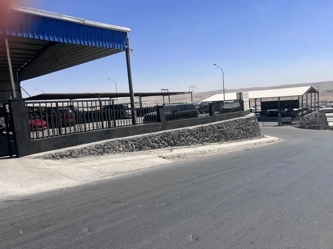 معرض سيارات متميز للبيع في المنطقة الحرة بالزرقاء