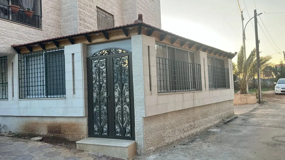 شقة أرضية مفروشة فاخرة للإيجار في الصويفية – عمان