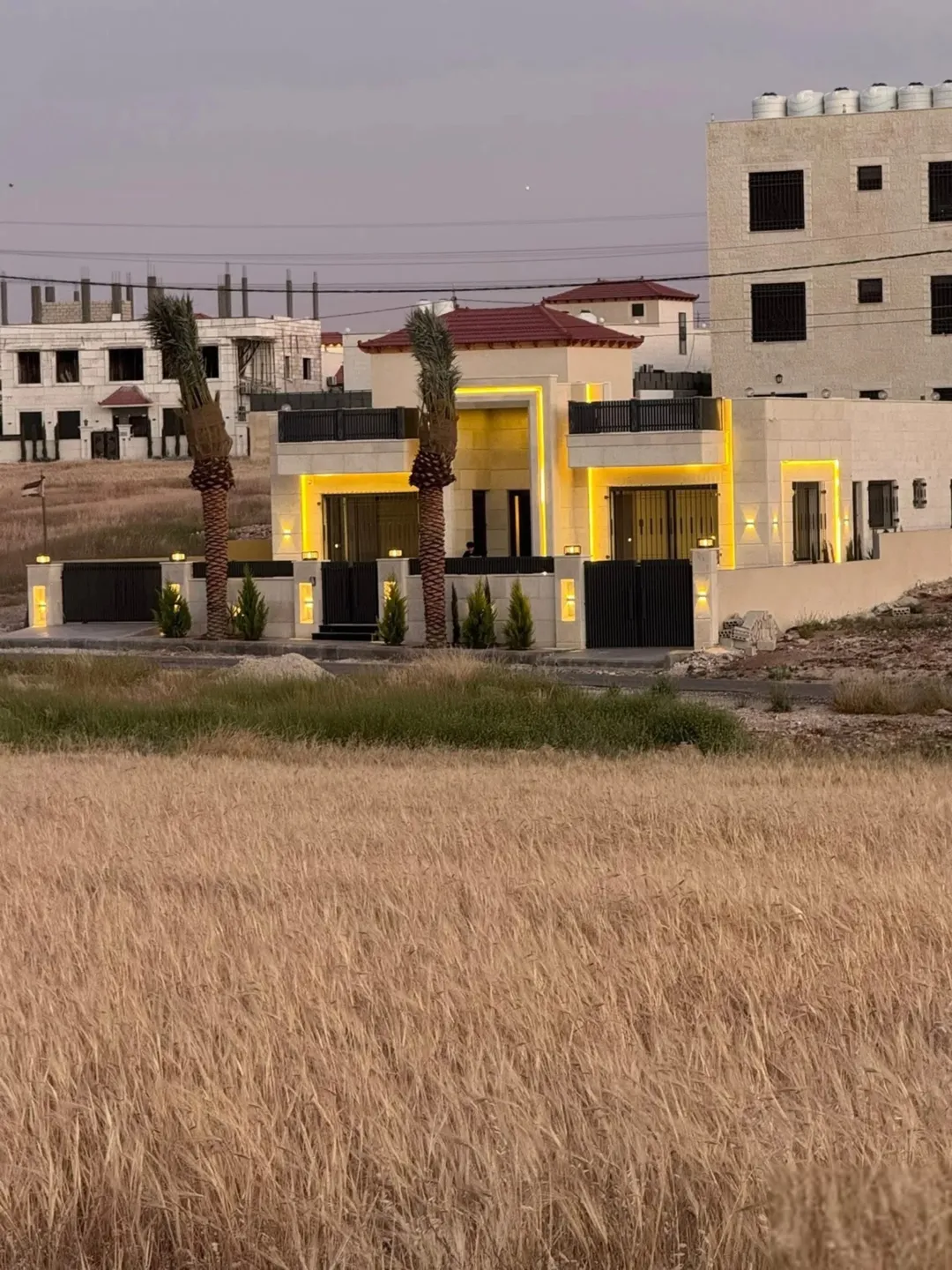 فيلا مودرن فاخرة للبيع في منطقة الفلل بالبيضاء – شرق عمان