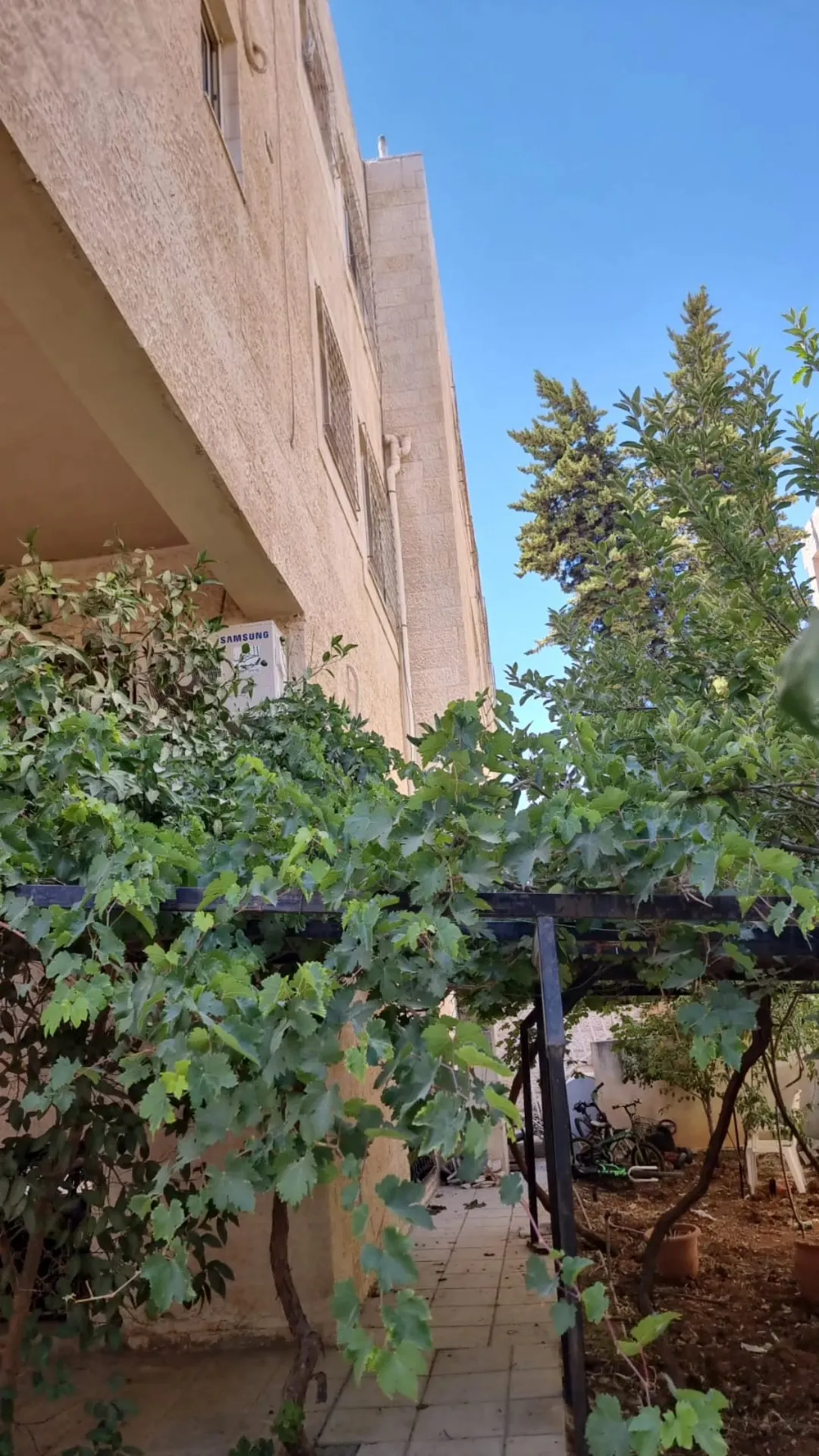 عمارة سكنية للبيع في أم السماق بالقرب من مدارس الدر المنثور