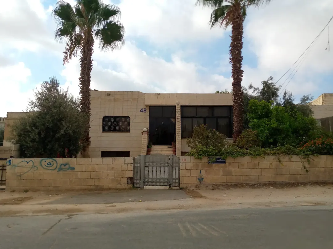 منزل طابقين واسع للبيع في وسط مادبا