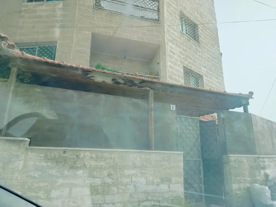 شقة أرضية للبيع في الزرقاء الجديدة بمدخل مستقل وترس واسع