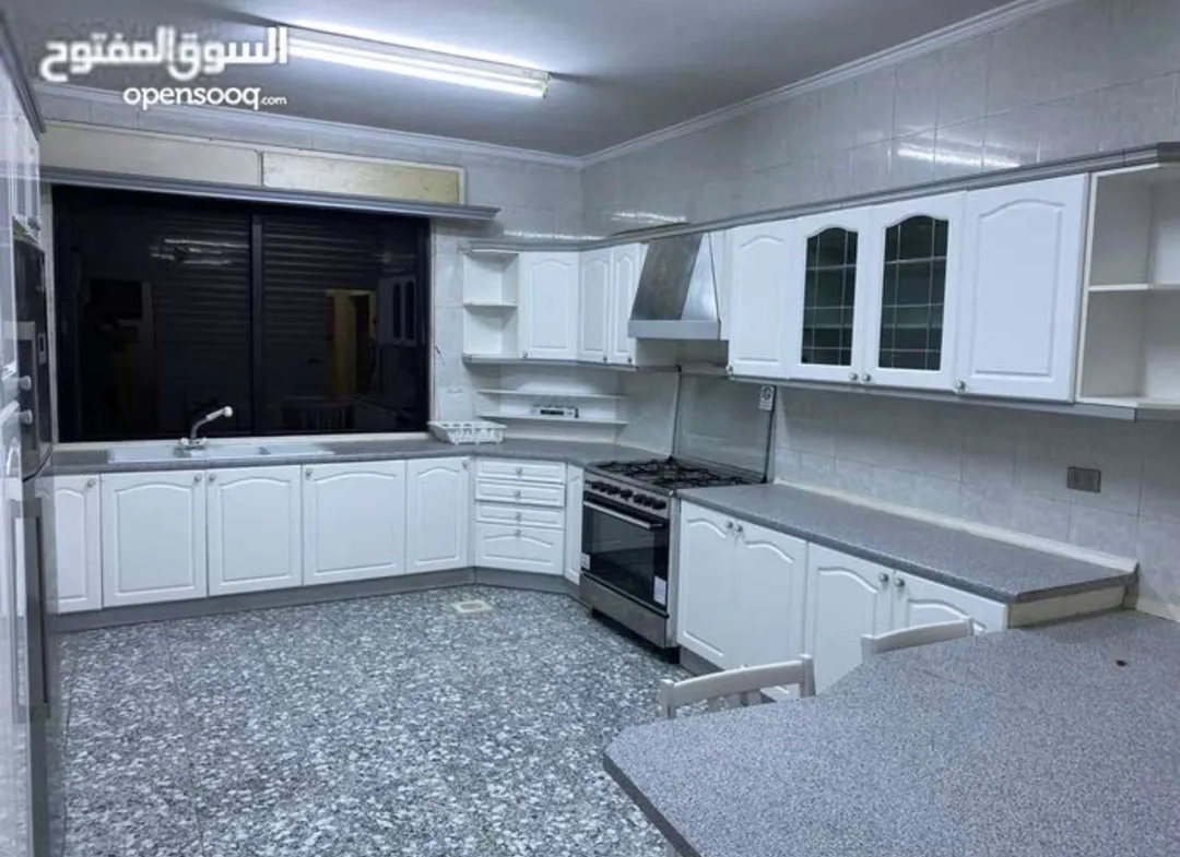 شقة فخمة مفروشة شبه فيلا مع حديقة للايجار في الشميساني – عمان الاردن | ID 697743