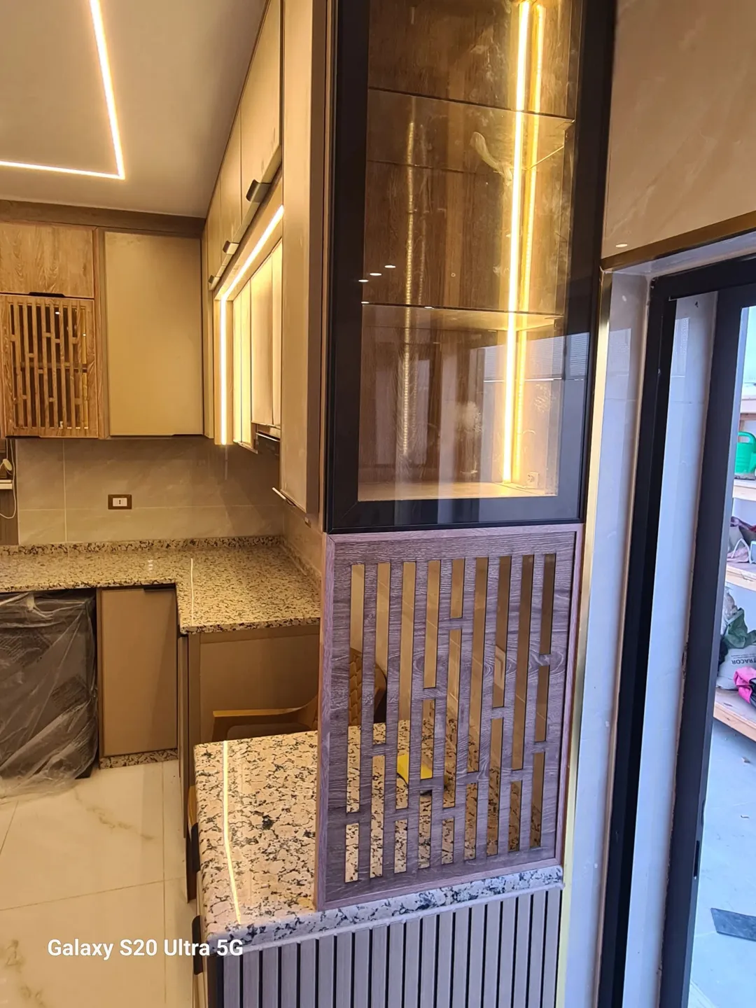 شقة أرضية فاخرة.مساحة 302 m2 خارجي/ داخلي..بناء جديد +اثاث كامل …الزرقاء الجديدة- البتراوي.ش الكرا