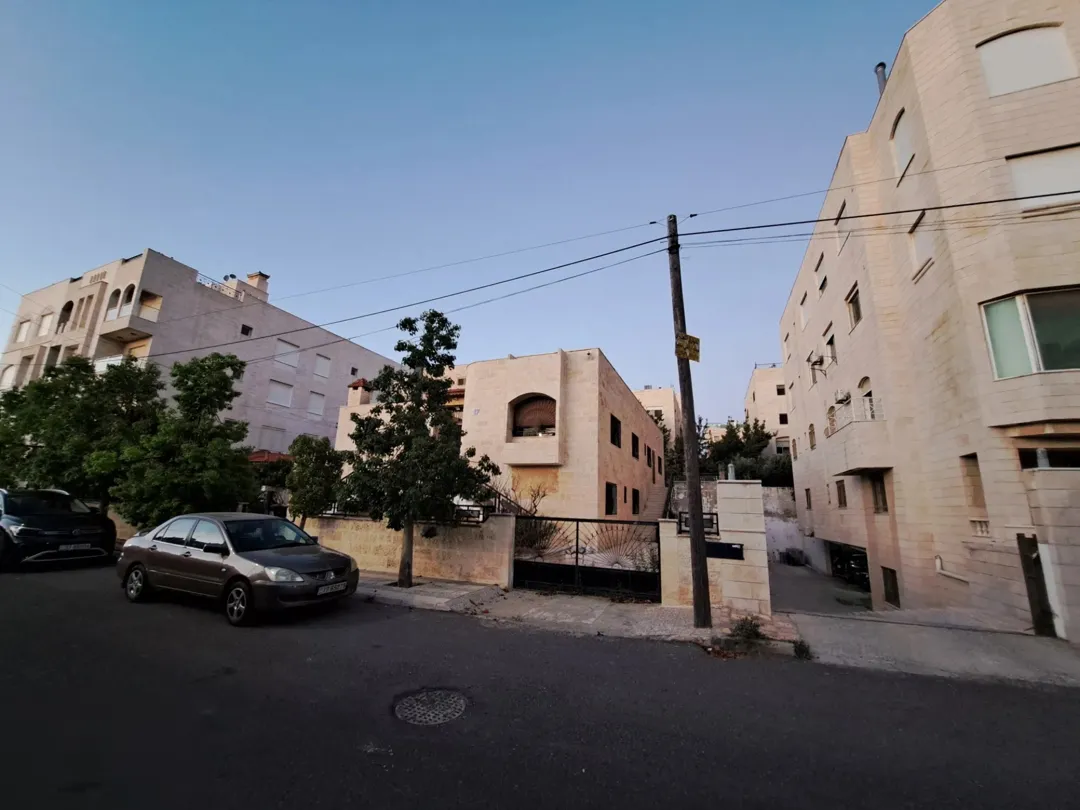 منزل مستقل للبيع في الجبيهة قرب دوار المنهل بمساحة أرض واسعة