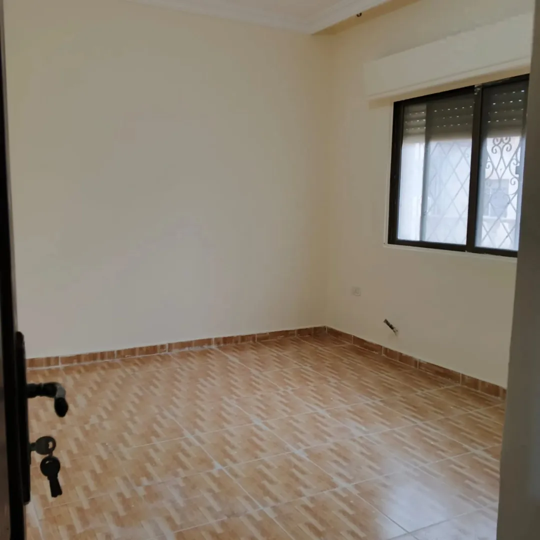 شقة أرضية للبيع الجبيهة أم زويتينه قرب مسجد جبران 100+50 ترس