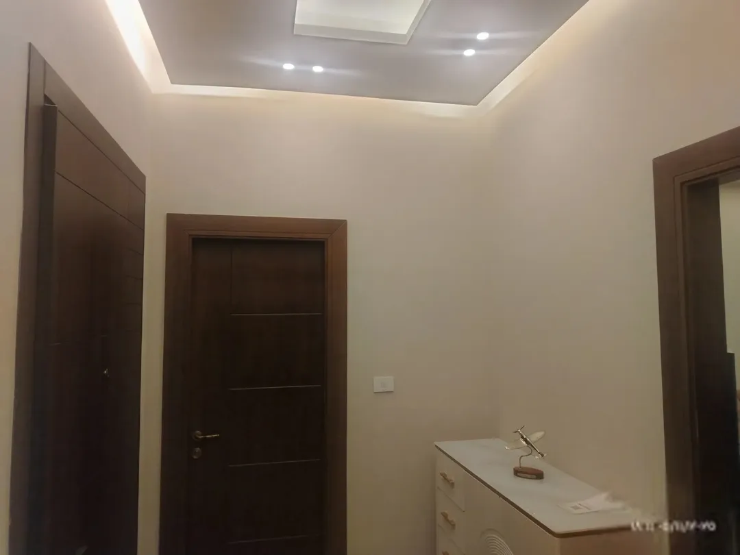 شقه للبيع استثماريه طابق مع روف مساحه 370 م ساحات خارجية مقرمده خلد خلف البنك العربي اجمل منطقه بخلد