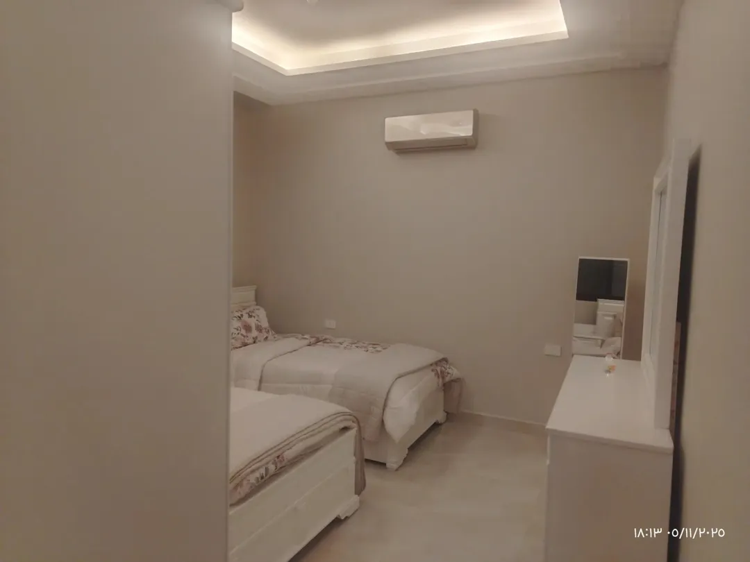 شقه للبيع استثماريه طابق مع روف مساحه 370 م ساحات خارجية مقرمده خلد خلف البنك العربي اجمل منطقه بخلد