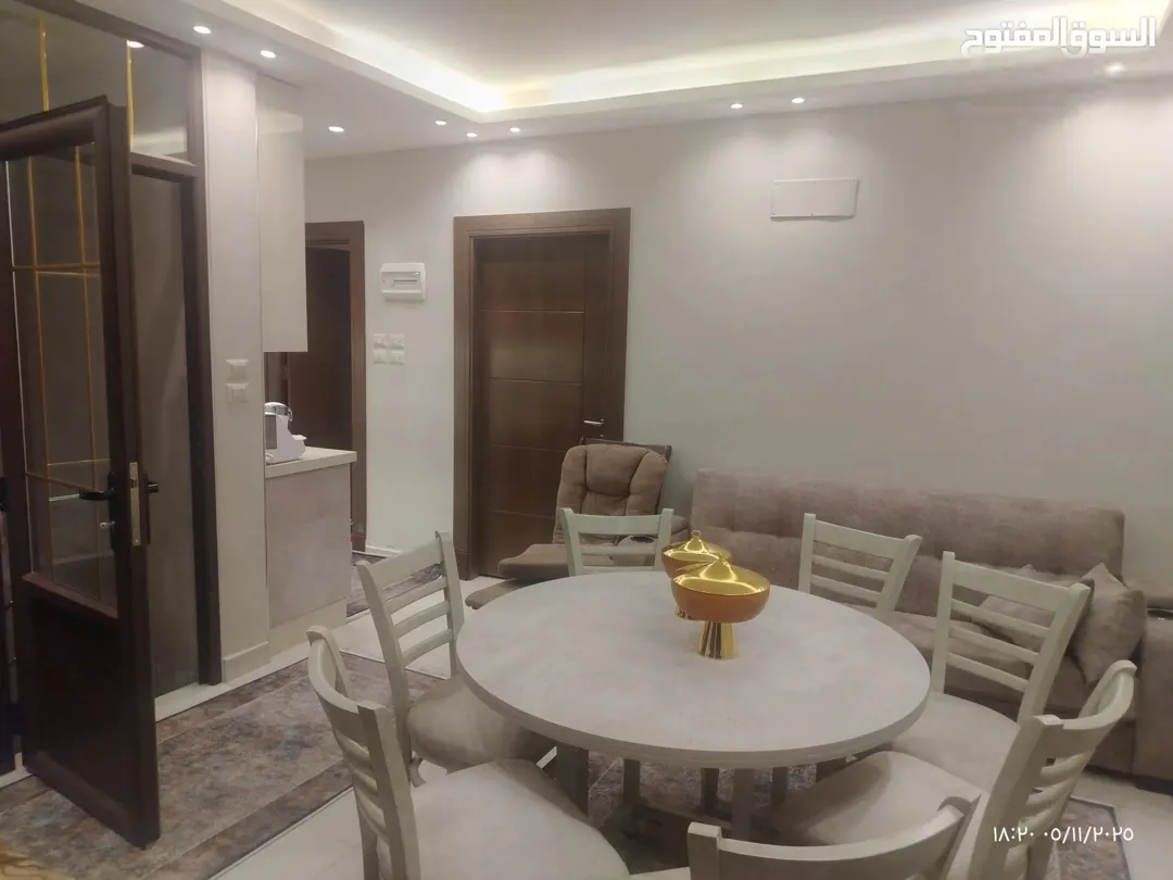 شقه للبيع استثماريه طابق مع روف مساحه 370 م ساحات خارجية مقرمده خلد خلف البنك العربي اجمل منطقه بخلد