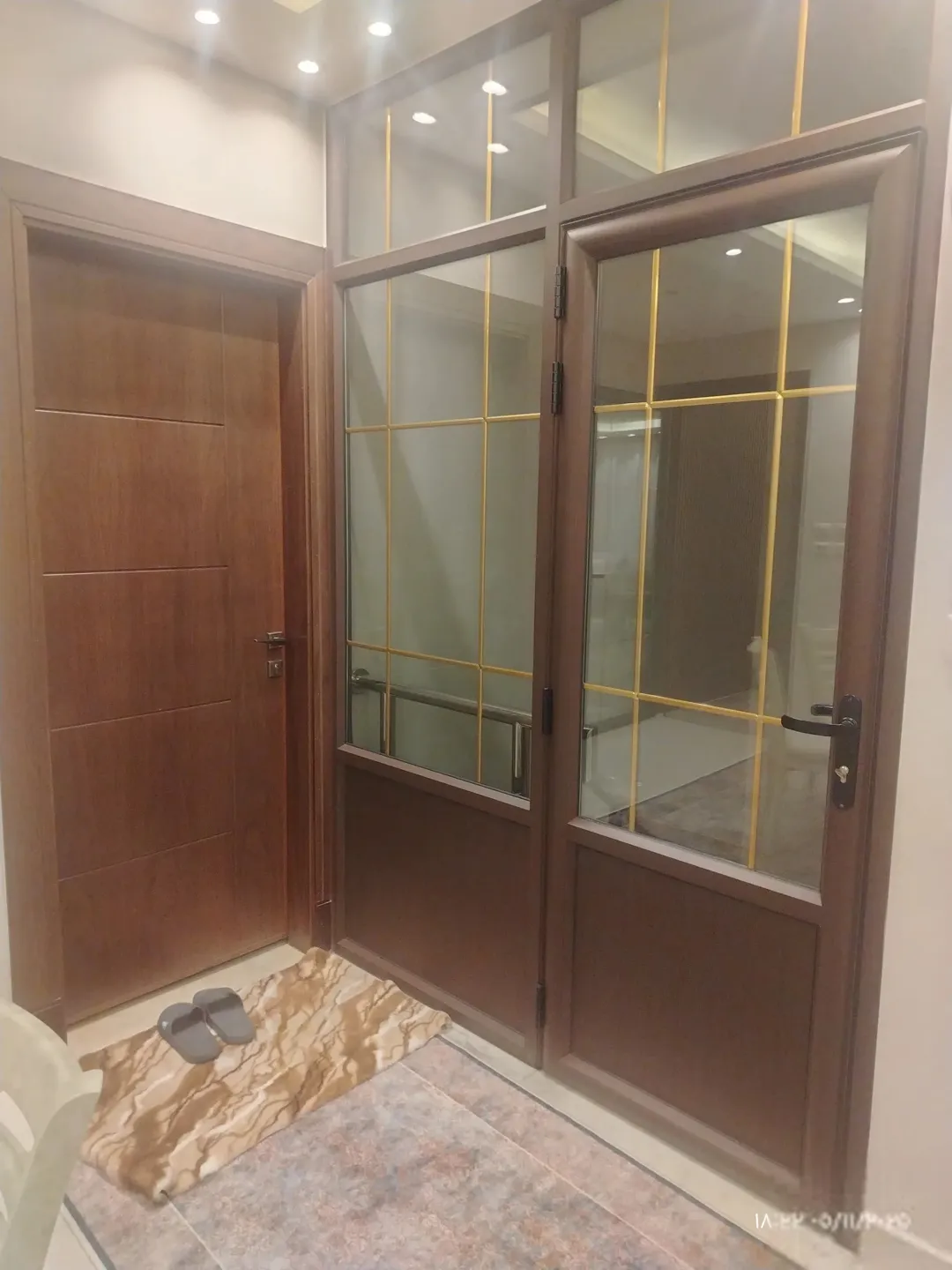 شقه للبيع استثماريه طابق مع روف مساحه 370 م ساحات خارجية مقرمده خلد خلف البنك العربي اجمل منطقه بخلد